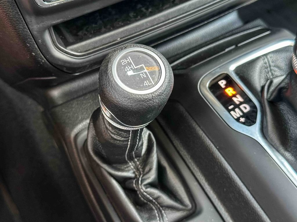 Used 2025 Green Jeep Sport S image 34