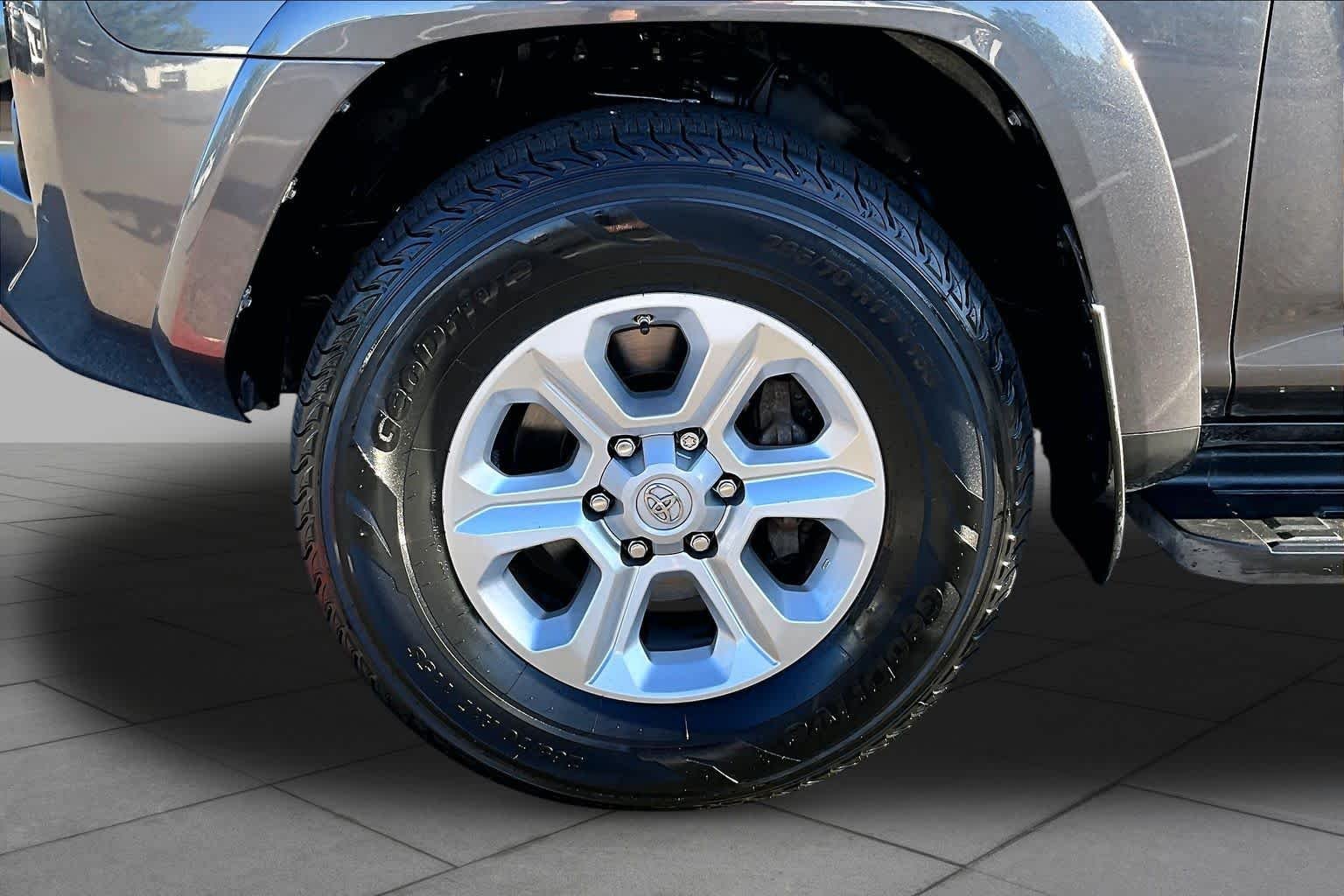Used 2016 Magnetic Gray Metallic Toyota SR5 Premium image 10