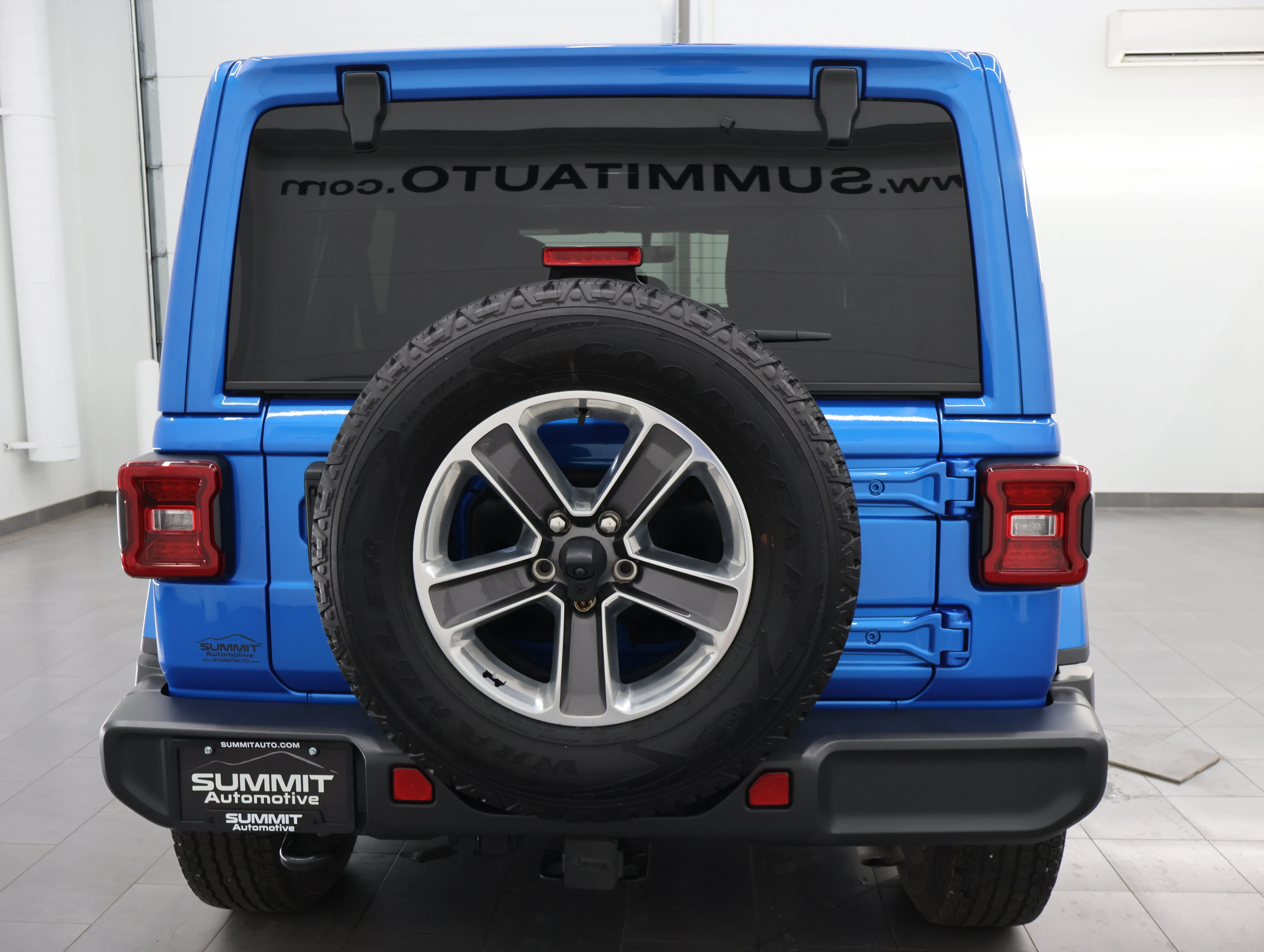 Used 2022 Hydro Blue Pearlcoat Jeep Unlimited Sahara image 24
