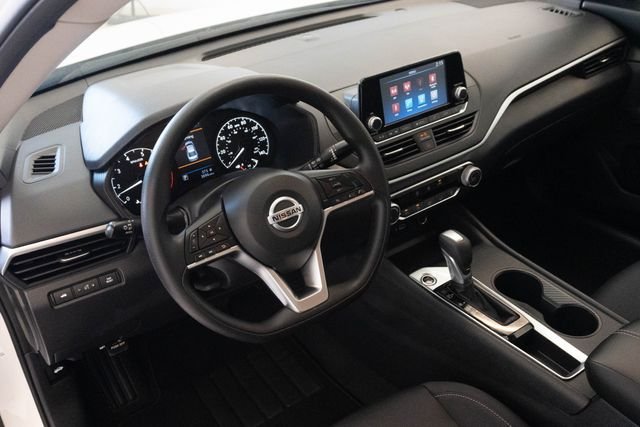 Used 2022 White Nissan 2.5 S image 3
