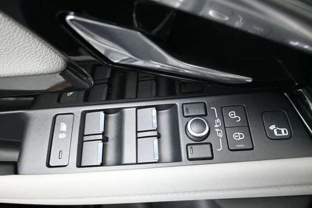 Used 2020  Land Rover First Edition image 14