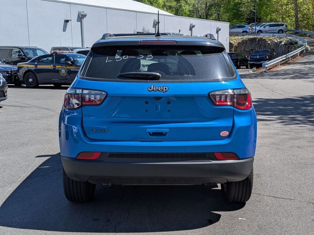 New 2026 Hydro Blue Pearl-Coat Exterior Paint Jeep Limited image 4