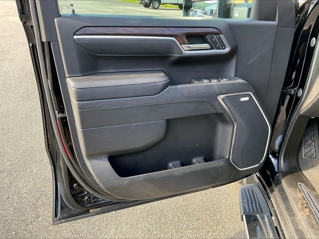 Used 2023 Black GMC SLT image 9