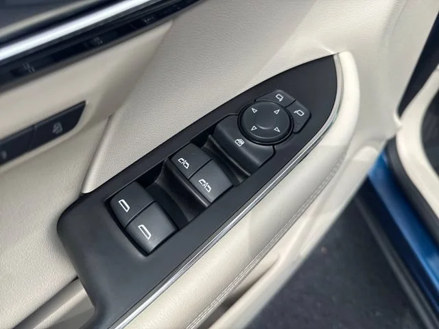 Used 2023 Sapphire Metallic Buick Essence image 13
