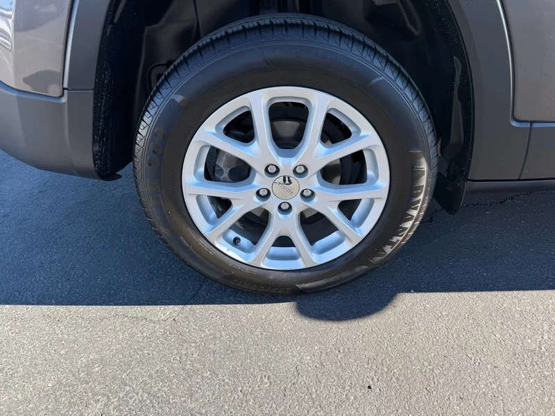 Used 2017 Granite Crystal M Jeep Latitude image 30