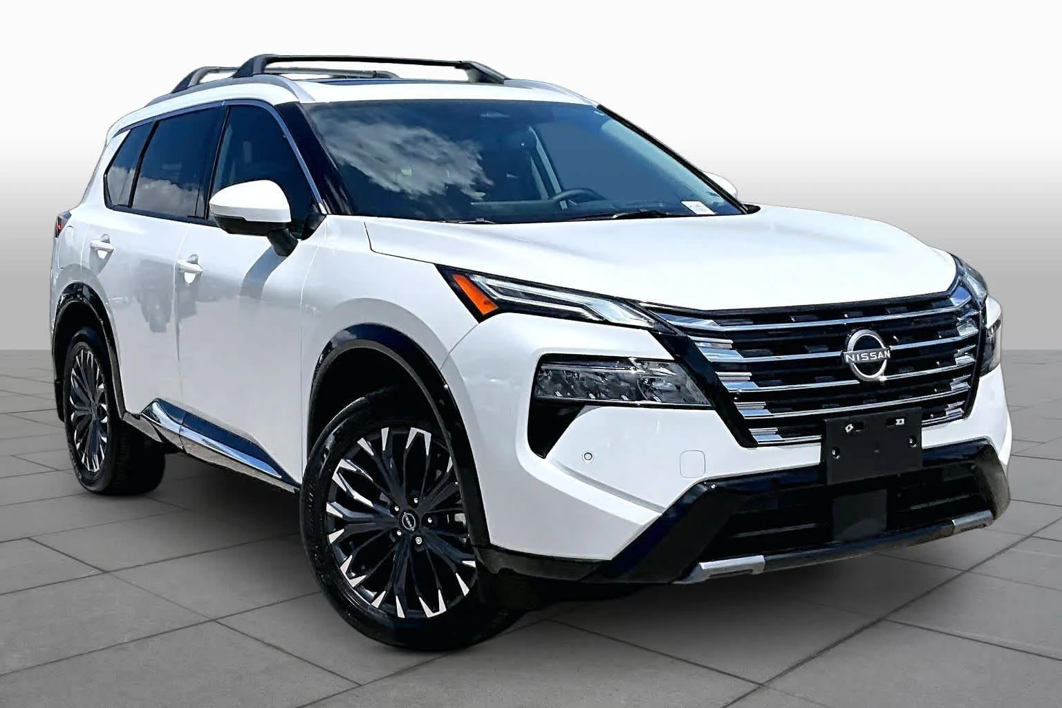 Used 2025 Everest White Pearl Nissan Platinum image 3