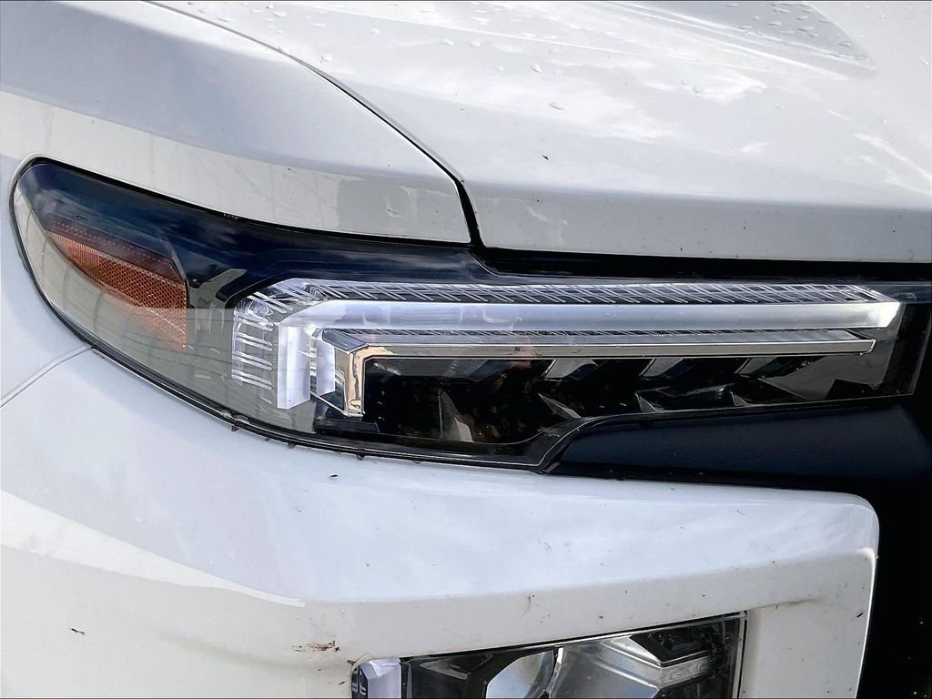 Used 2025 White GMC AT4 image 31