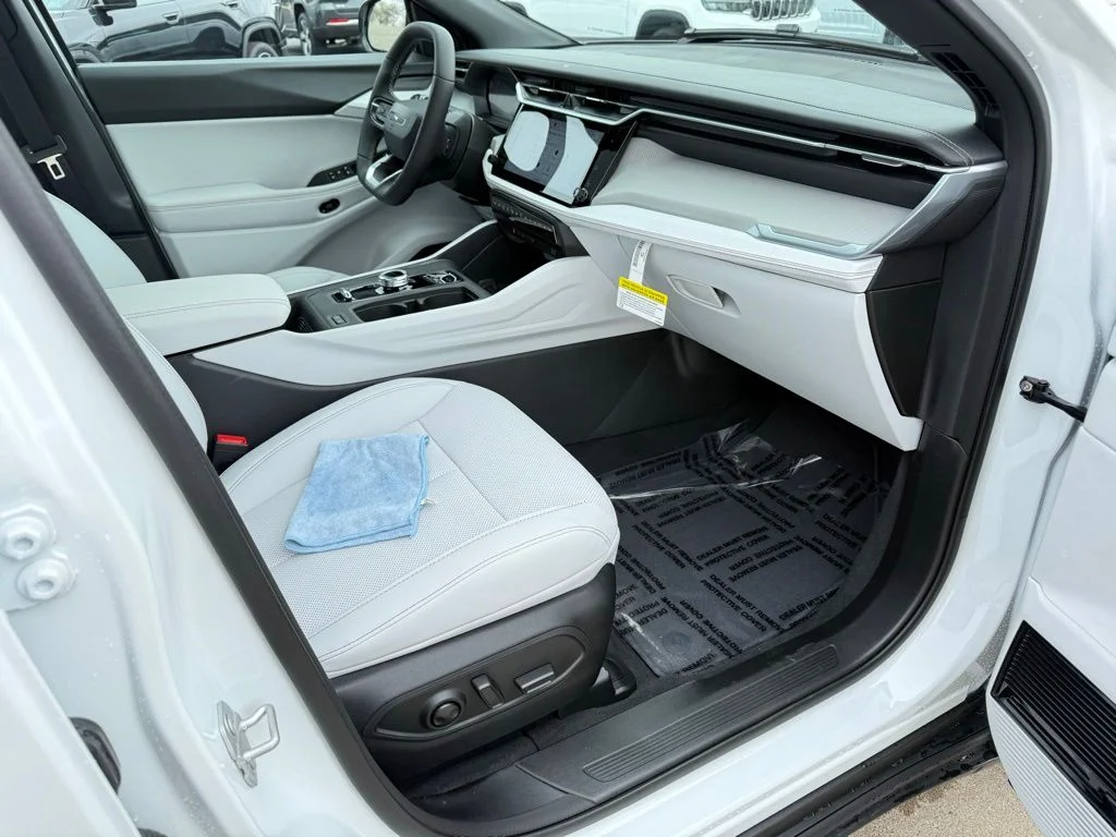 New 2026 Bright White Clear-Coat Exterior Paint Jeep Limited image 27