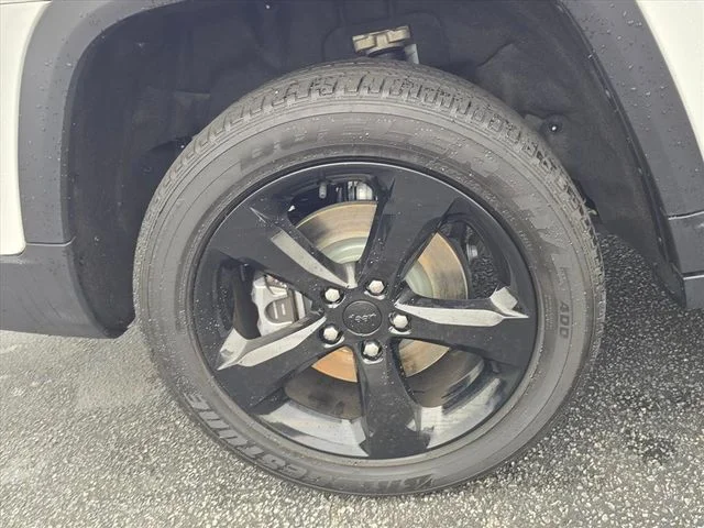 Used 2023 White Jeep Altitude image 31