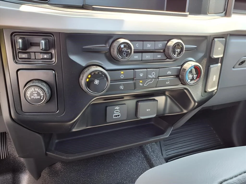 2023 Ford F-350 Super Duty Chassis Cab XL - Photo 18
