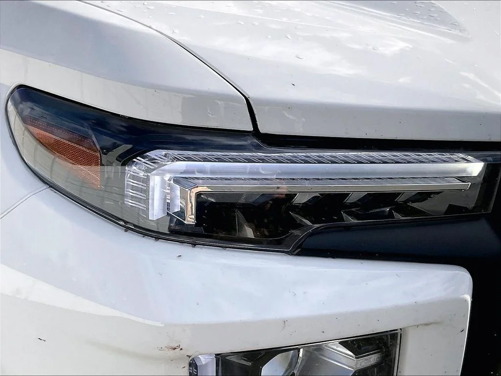 Used 2025 White GMC AT4 image 31