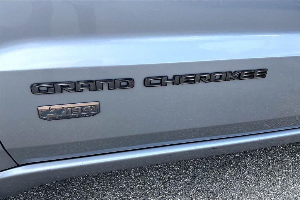 Used 2017 Silver Jeep Limited image 10