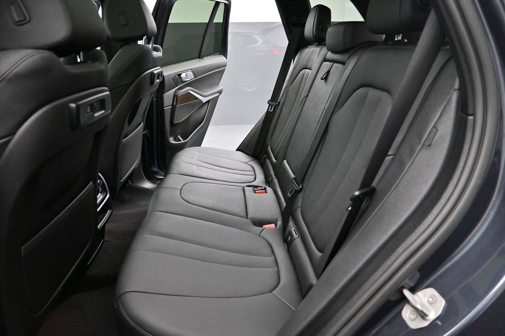 Used 2020 Arctic Gray Metallic BMW xDrive40i image 17