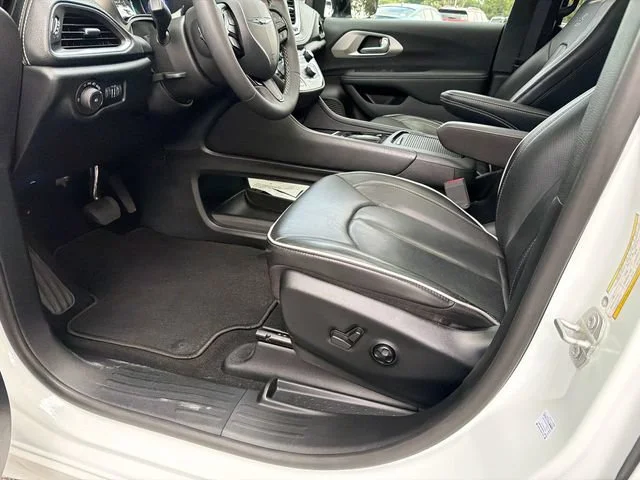 Used 2024 White Chrysler Limited image 9