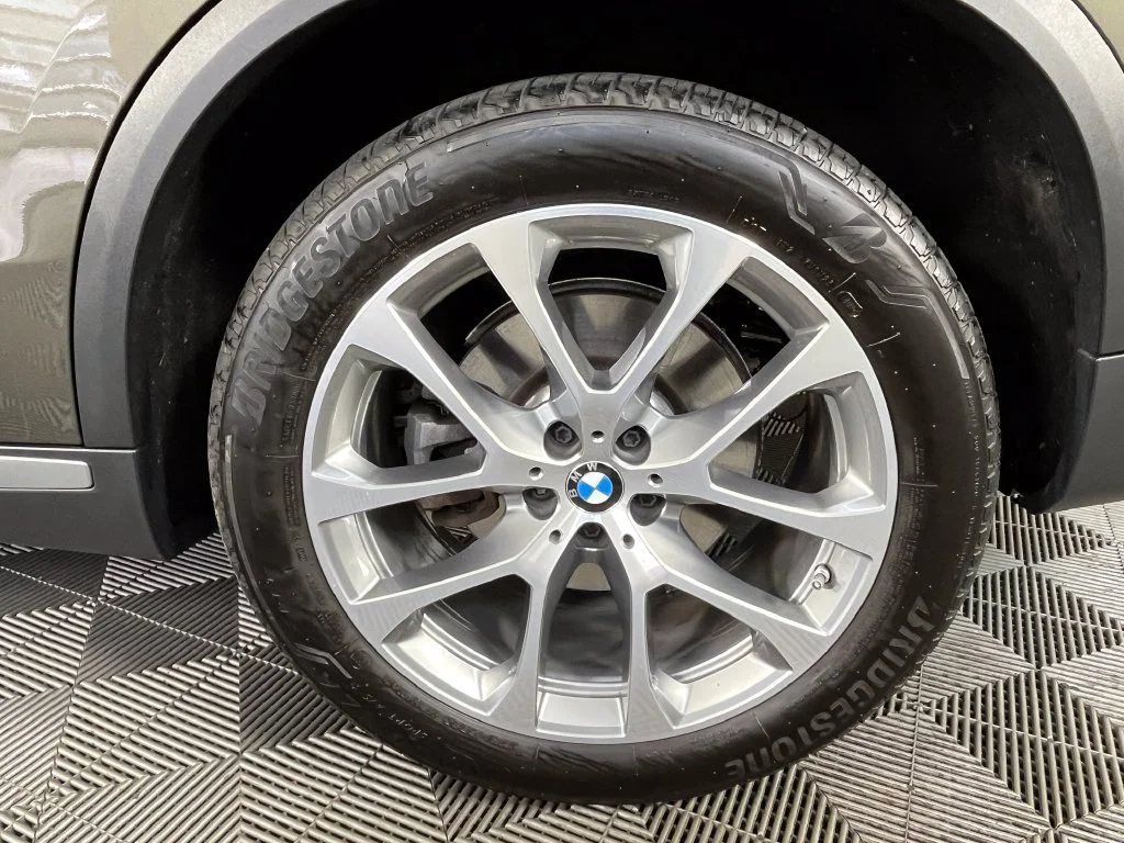 Certified Used 2025 Green Metallic BMW xDrive40i image 15