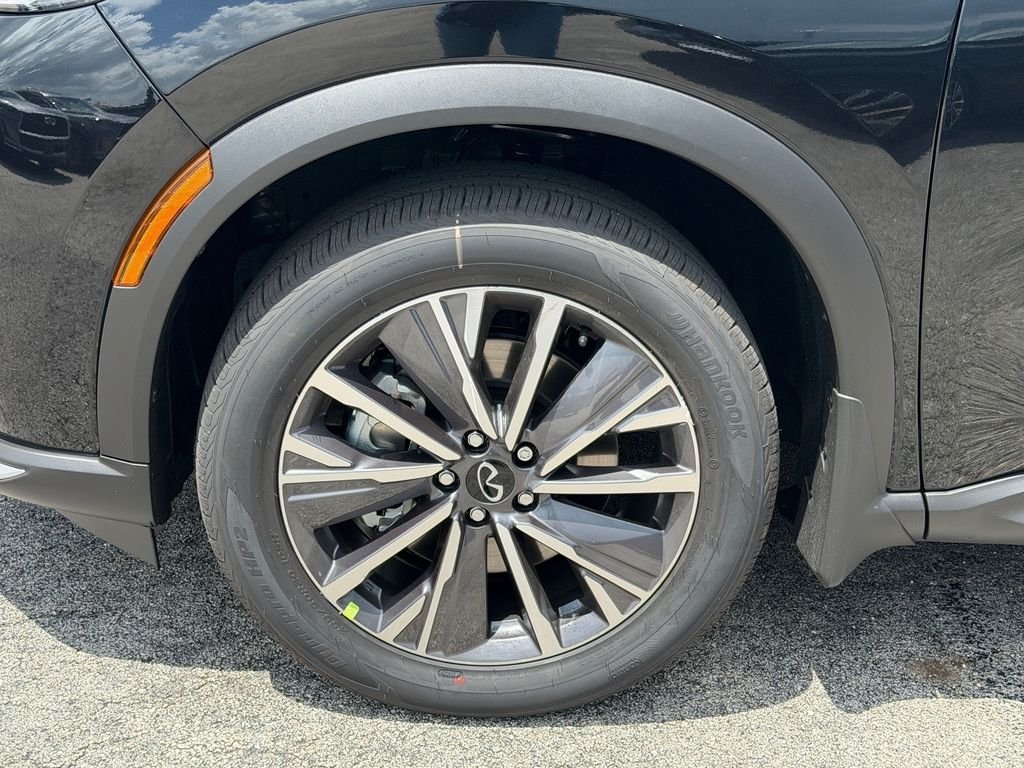New 2027 MINERAL BLACK INFINITI Luxe AWD image 11