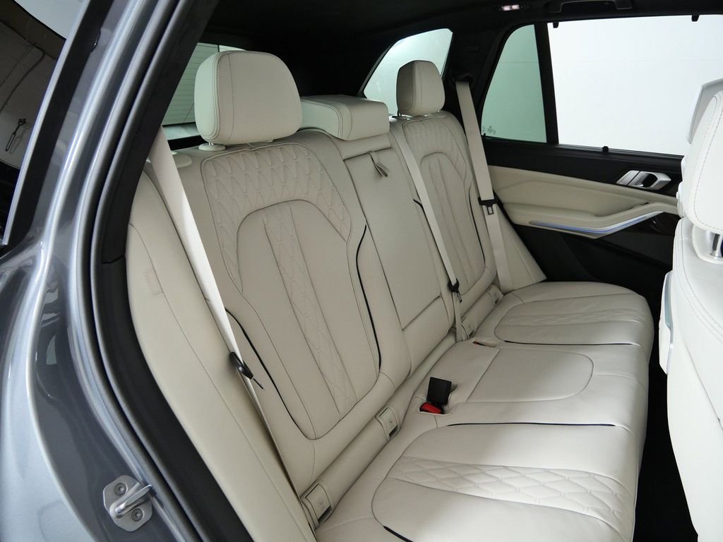 New 2026 Skyscraper Grey Metallic BMW xDrive50e image 23