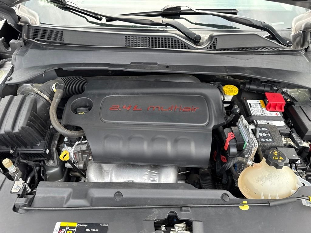 Used 2022 Silver Jeep Latitude image 12
