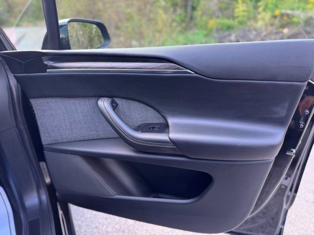 Used 2022 Solid Black Tesla Base image 17