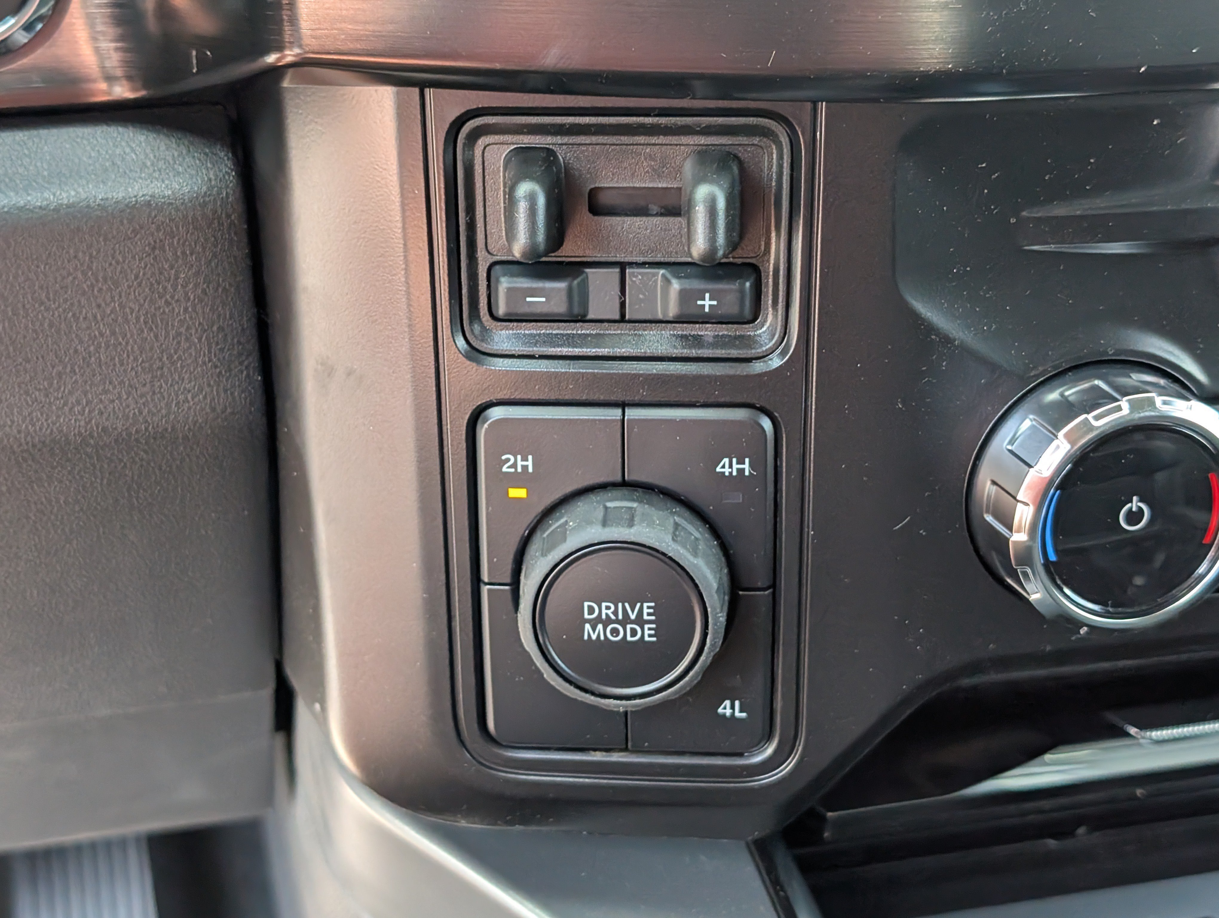 New 2026 Star White Metallic Tri-Coat FORD F-450® LARIAT® image 29