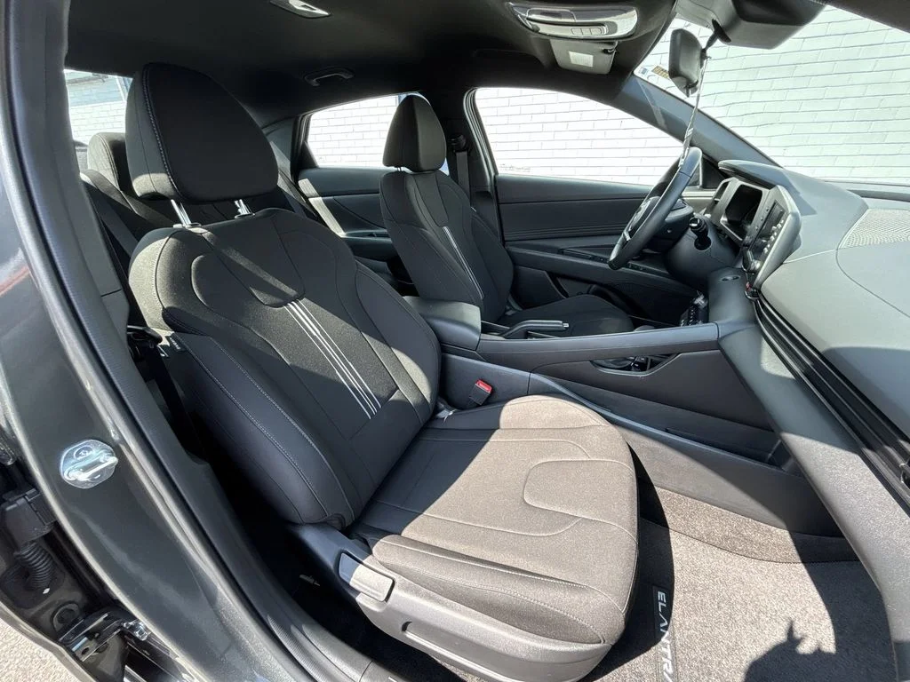 Used 2025 Gray Hyundai SEL Sport image 25