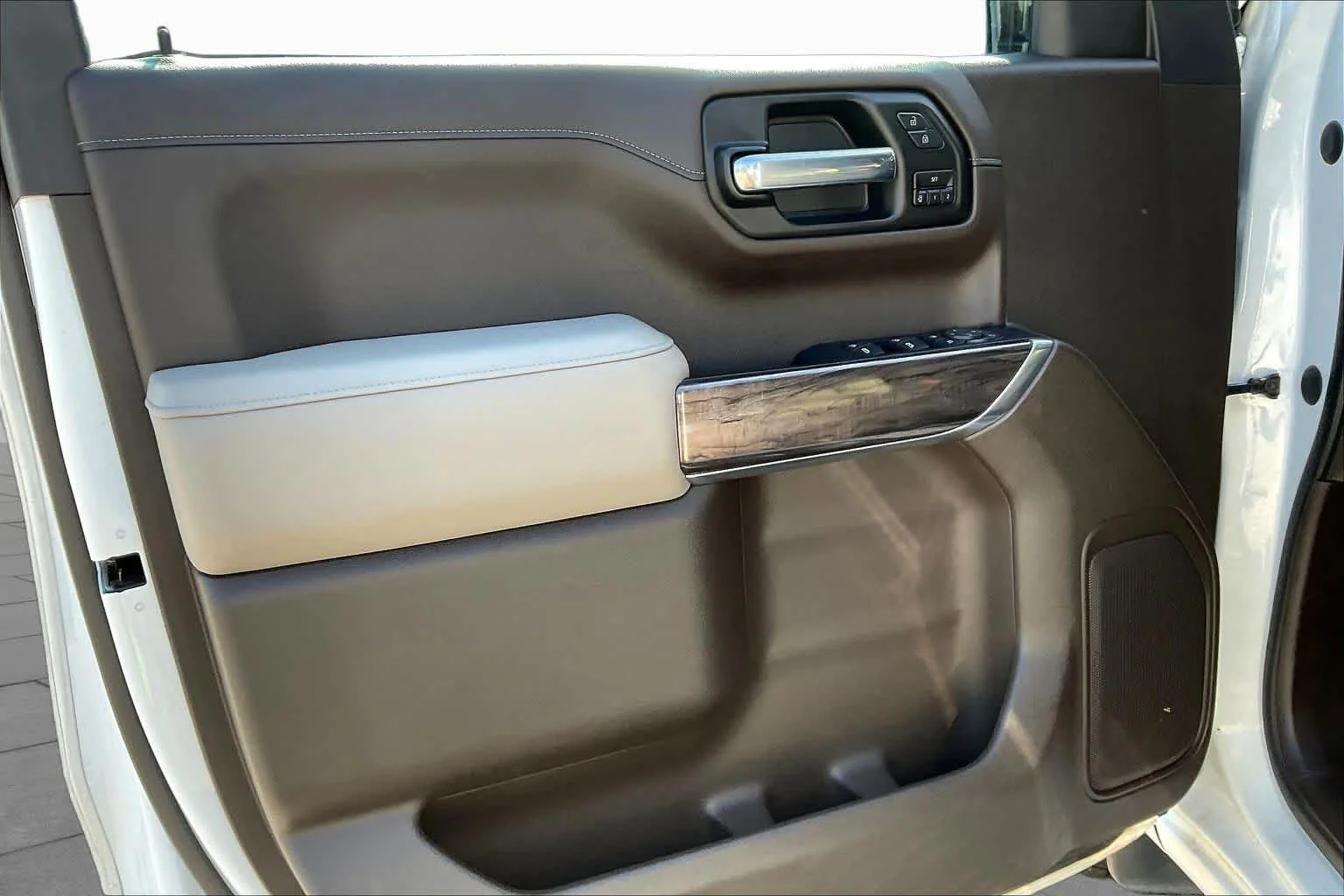 Used 2020 Summit White Chevrolet LTZ image 21