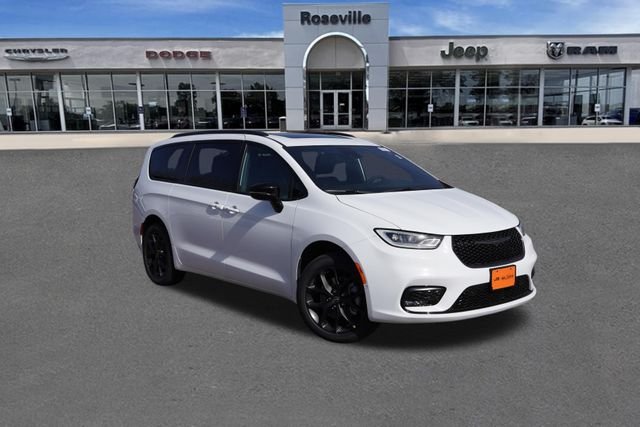 2026 Chrysler Pacifica Limited AWD's photo