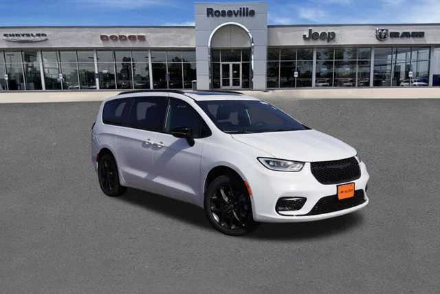 2026 Chrysler Pacifica Limited AWD's photo
