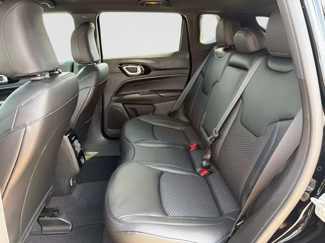 New 2026 Diamond Black Crystal Pearl-Coat Exterior Paint Jeep Latitude image 14