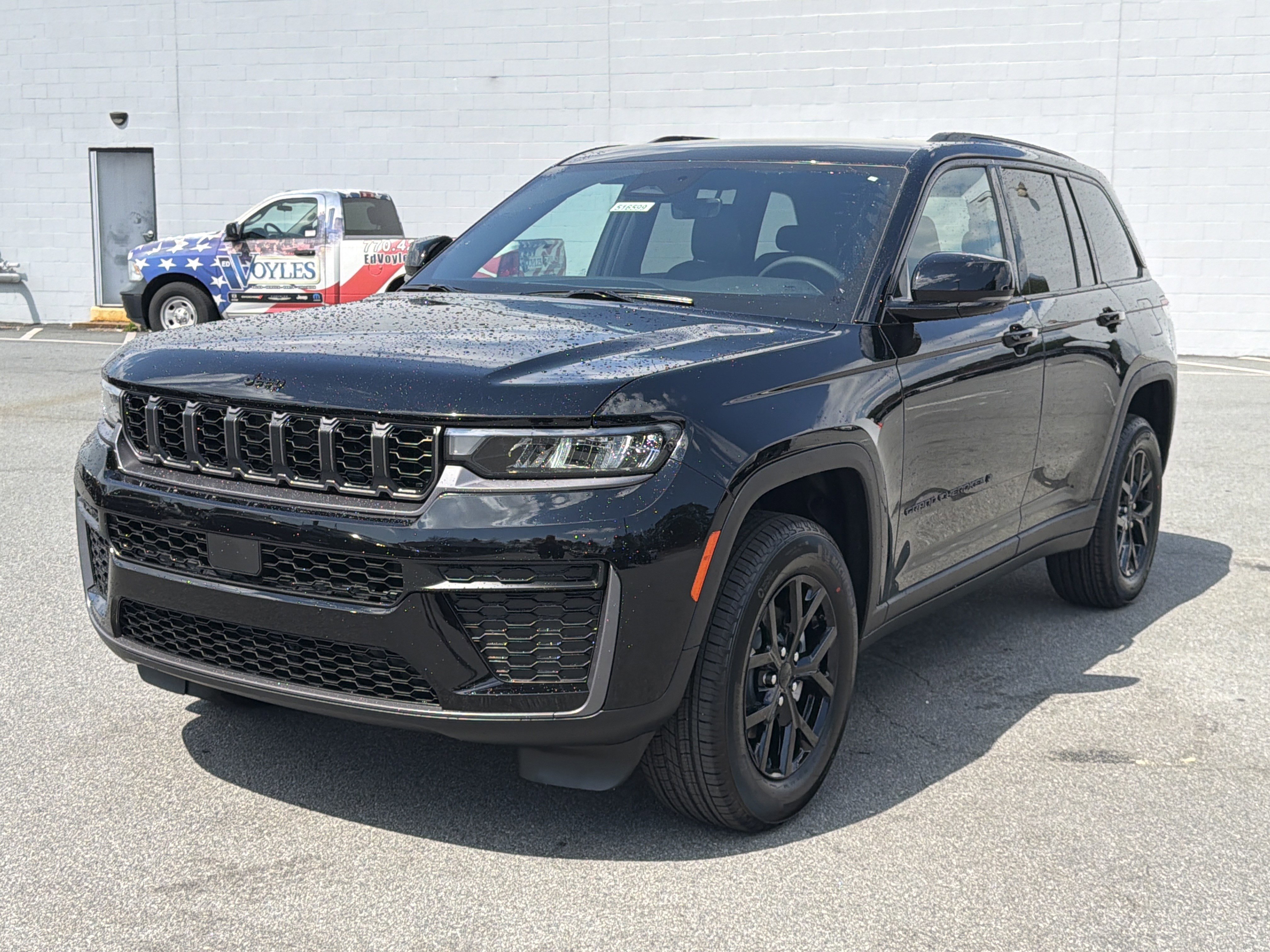 New 2026 Diamond Black Crystal Pearl-Coat Exterior Paint Jeep Altitude image 3