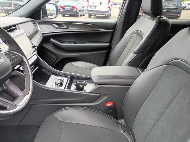 New 2026 Silver Zynith Exterior Paint Jeep Laredo Altitude image 12