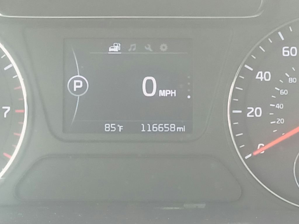 Used 2018 Silver Kia L image 25