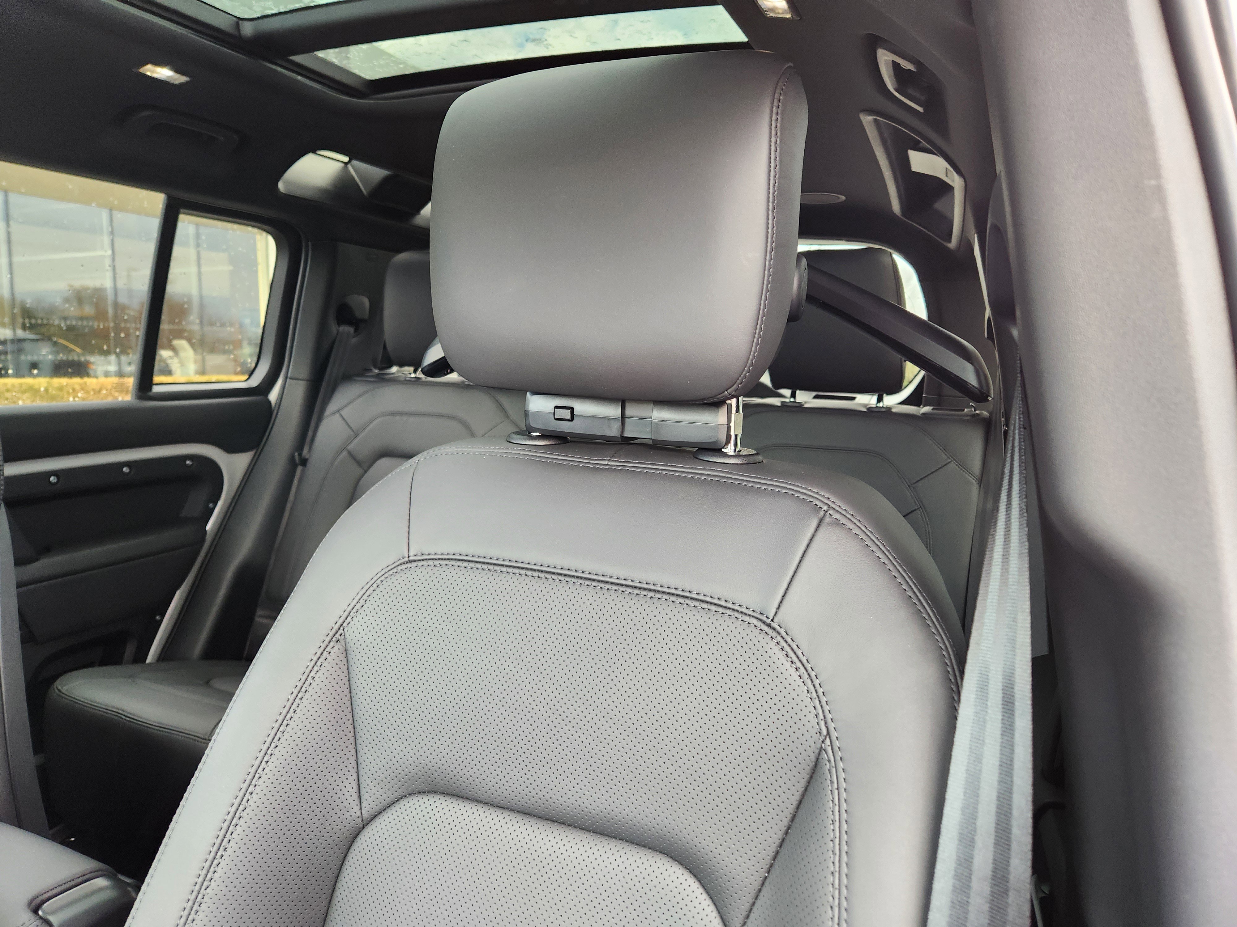 2026 Land Rover Defender X-Dynamic SE - Photo 9