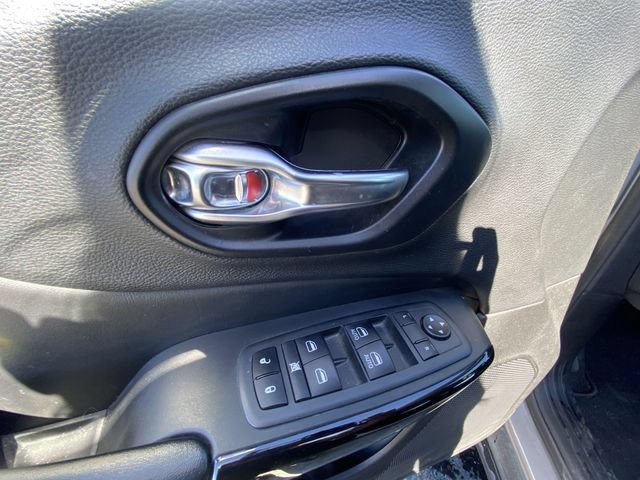 Used 2021 Silver Jeep Altitude 4x4 image 13