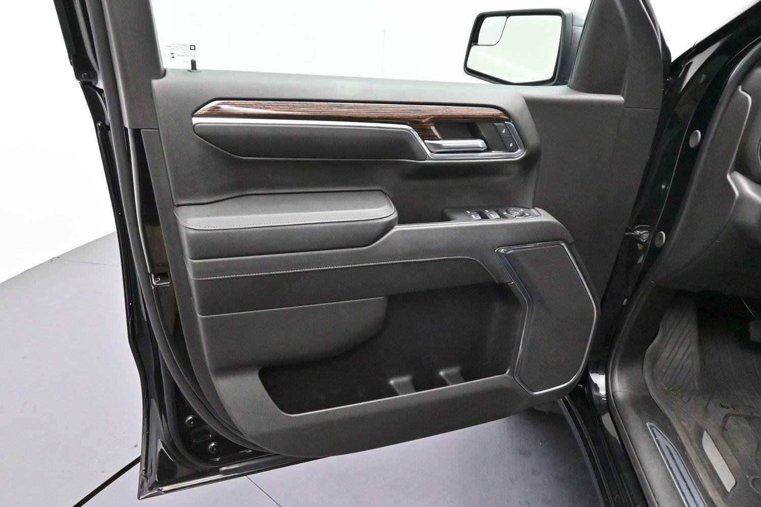 Used 2024 Onyx Black GMC Elevation image 9