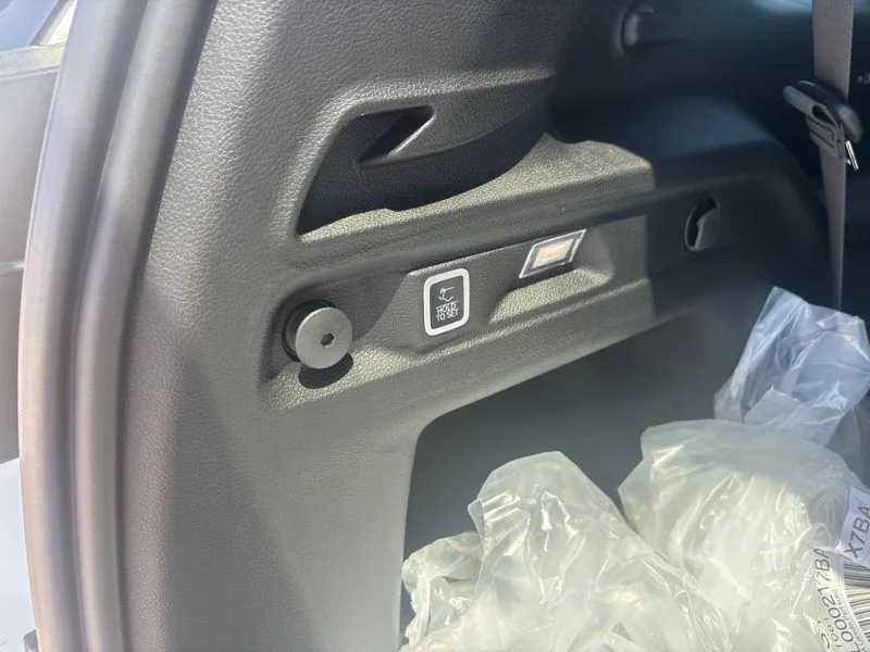 New 2026 Bright White Clear-Coat Exterior Paint Jeep Altitude image 14