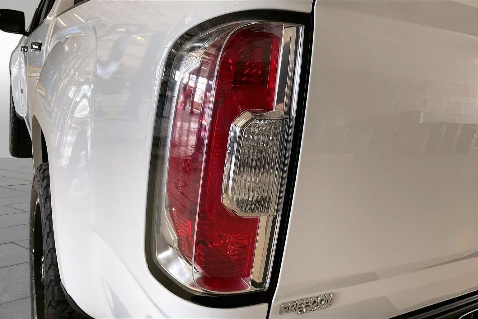 Used 2021 Summit White GMC 4WD AT4 w/Leather image 25