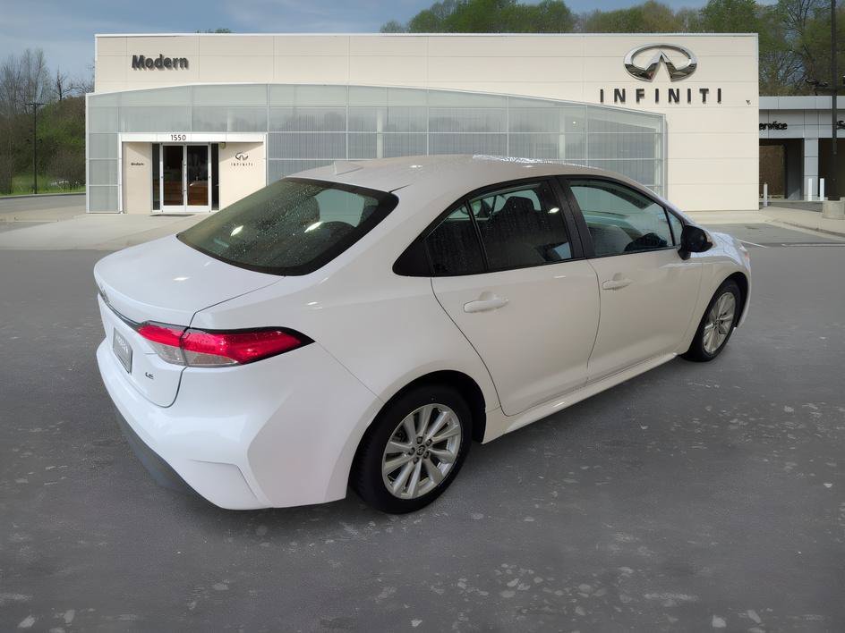 Used 2023 Ice Toyota LE image 4