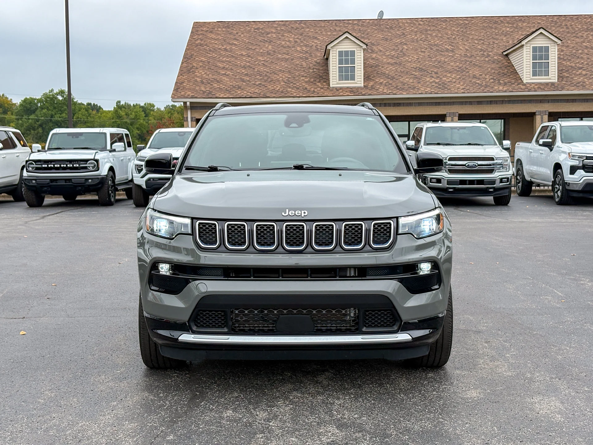 Used 2023 Gray Jeep Limited image 4