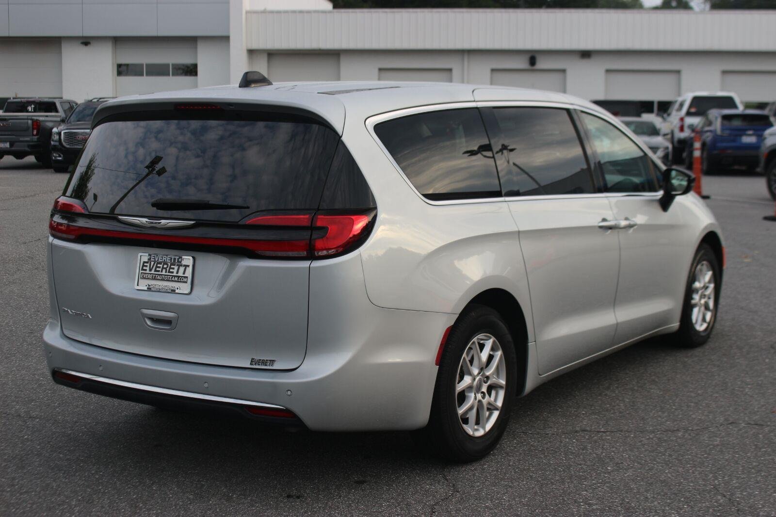 Used 2024 Silver Chrysler Touring L image 7