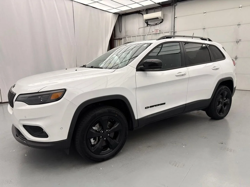 Used 2023 White Jeep Altitude image 3