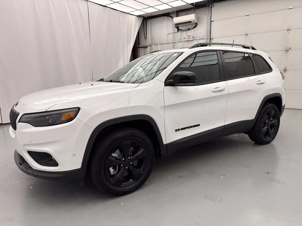 Used 2023 White Jeep Altitude image 3