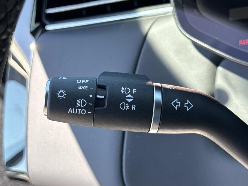 New 2026 Fuji White Land Rover Dynamic SE image 8