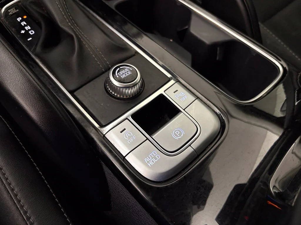 Used 2022 White Kia LX image 27
