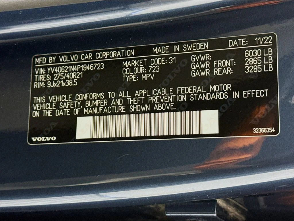 Certified Used 2023 Denim Blue Metallic Volvo B6 Plus 6-Seater image 27