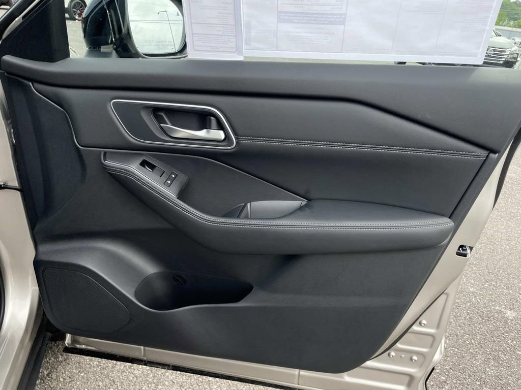 New 2026 Champagne Silver Metallic / Super Black Two-tone Nissan Platinum image 16