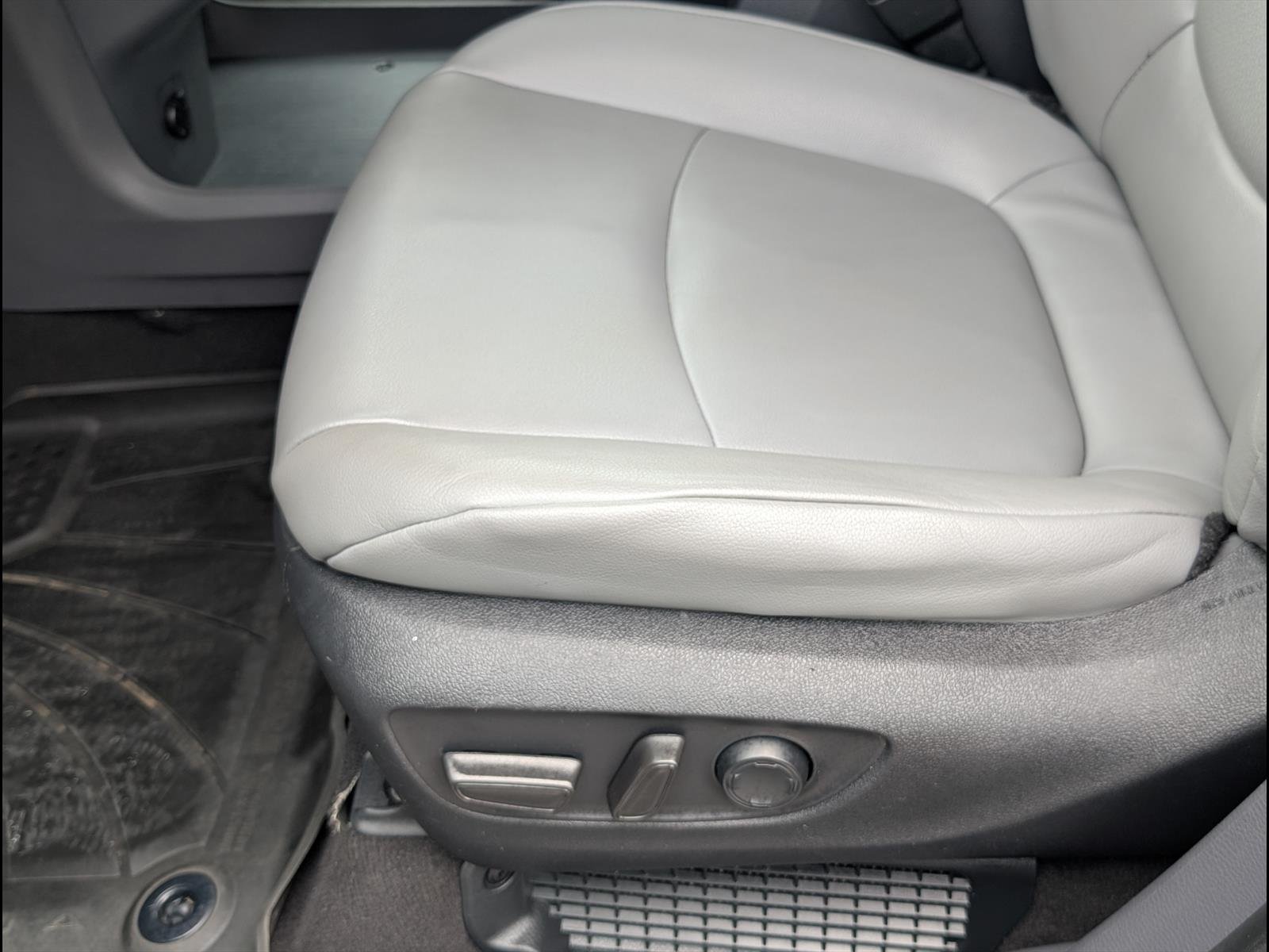 2022 Toyota Sienna XLE - Photo 10