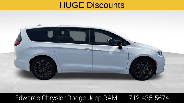 2026 Chrysler Pacifica Select - Photo 10