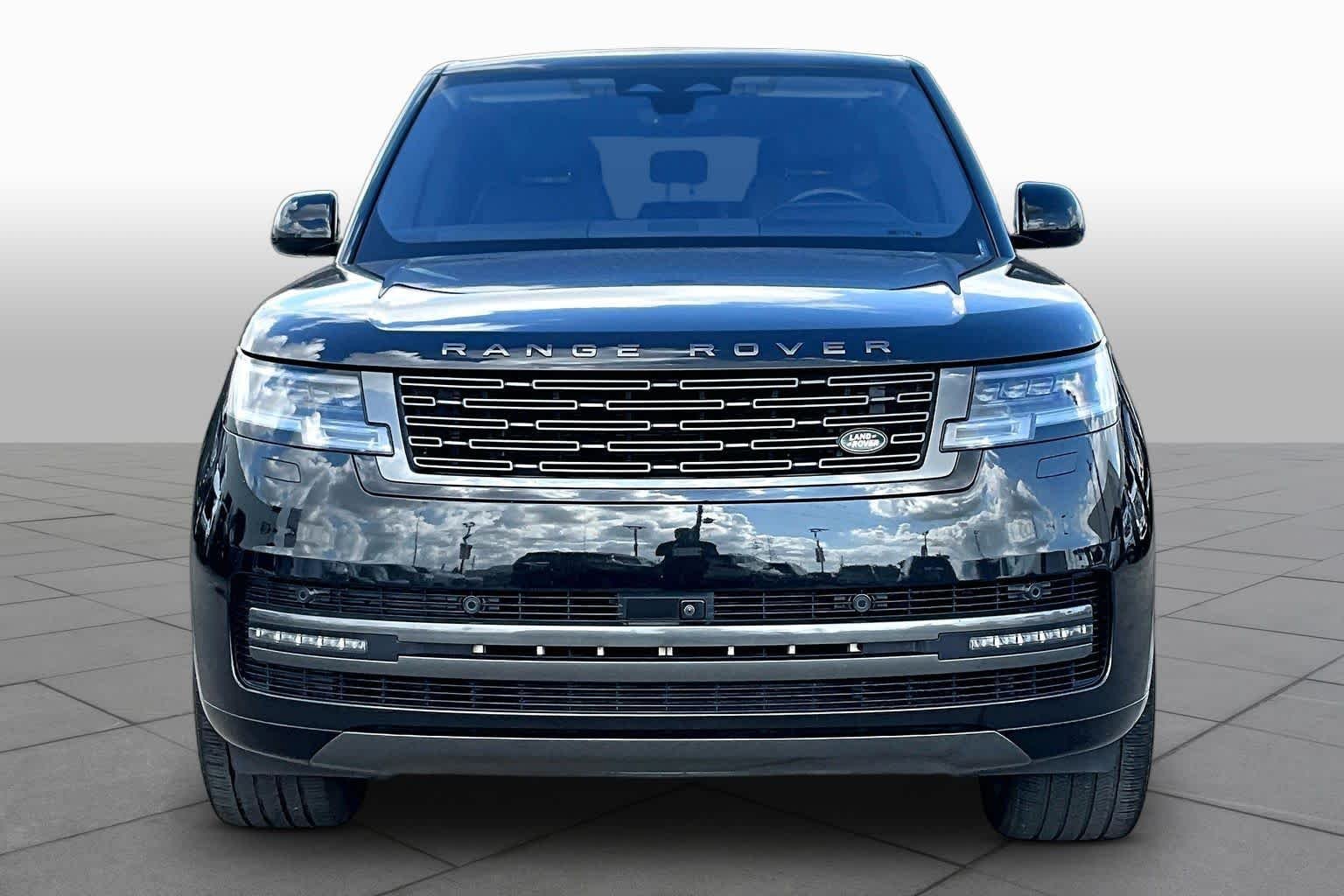 Used 2023 Santorini Black Metallic Land Rover SE image 4