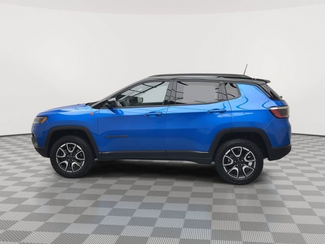 Used 2025 Hydro Blue Pearlcoat Jeep Trailhawk image 31